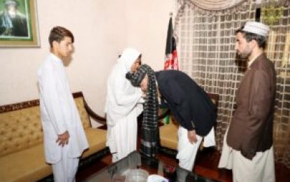 رئیس جمهور در سفرش به قندهار با مادر جنرال رازق اظهار همدردی کرد