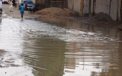 تجمع آب‌های باران در جاده‌های شهر زرنج نیمروز عبور و مرور را با مشکل روبرو کرده است