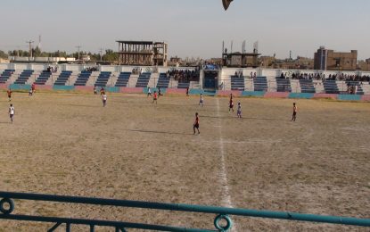 فوتبالستان نیمروزی در میدان تقریبا خاکی و  هم‌چنان قرضی فوتبال می‎کنند