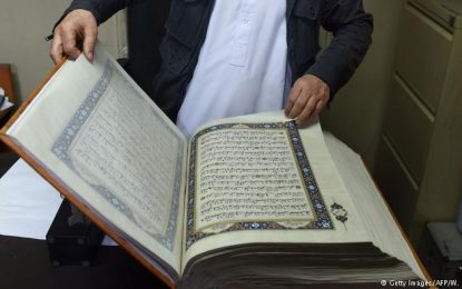 یک گروه ۳۸ نفری، قرآن را روی پارچه ابریشمی خطاطی کردند