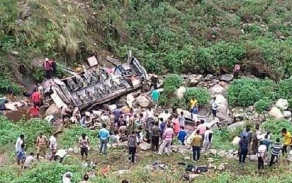 جان باختن بیش از ۴۰ تن در هند در اثر سقوط یک بس مسافر بری
