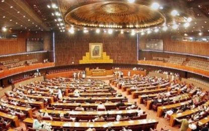 کمیسیون انتخابات پاکستان به ۳۵۰ عضو مجلس این کشور هشدار برکناری داد