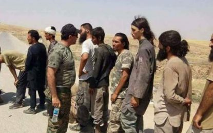 کردهای سوری تحت حمایت امریکا ۳۰۰ داعشی را به دولت عراق تسلیم کرده است