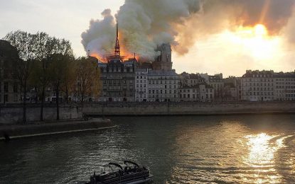 کلیسای نوتردام پاریس فرانسه در آتش سوخت