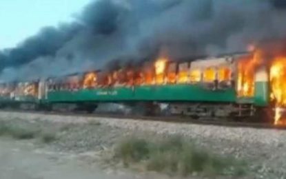 پولیس پاکستان کشته شدن دستکم ۶۵ نفر را در آتش‌سوزی  یک قطار را تایید کرد