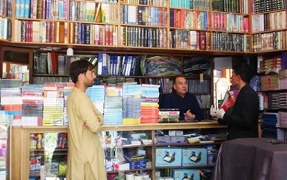 یک فروشنده کتاب در هرات هزارن جلد کتاب را به مردم هدیه داده است